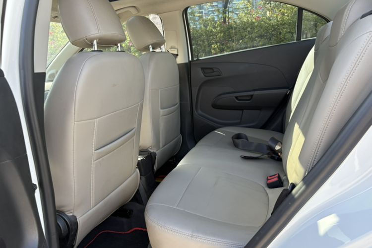 Used Chevrolet Aveo Sonic 2013 Sedan 1.4L Automatic with Sunroof Interior 4