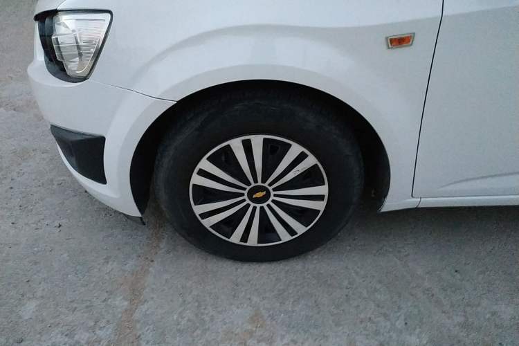 Used Chevrolet Aveo Sonic 2013 Sedan 1.4L Automatic with Sunroof Left Front Wheel Hub