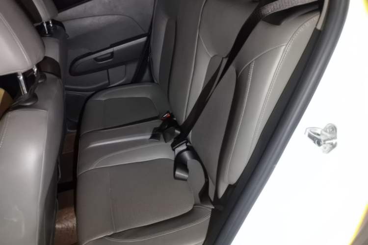 Used Chevrolet Aveo Sonic 2013 Sedan 1.6L AT SX Stylish Audio-Visual Edition Left Rear Seat