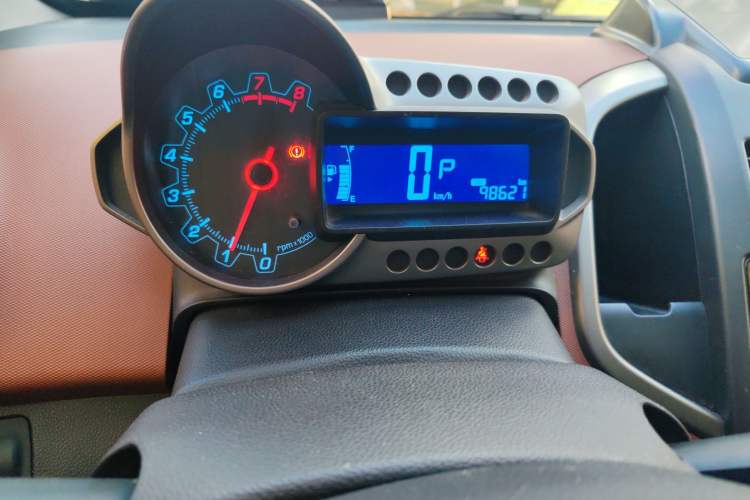 Used Chevrolet Aveo Sonic 2013 Sedan 1.4L Automatic with Sunroof Odometer Close Up