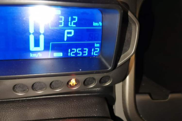 Used Chevrolet Aveo Sonic 2013 Sedan 1.6L AT SX Stylish Audio-Visual Edition Odometer Close Up