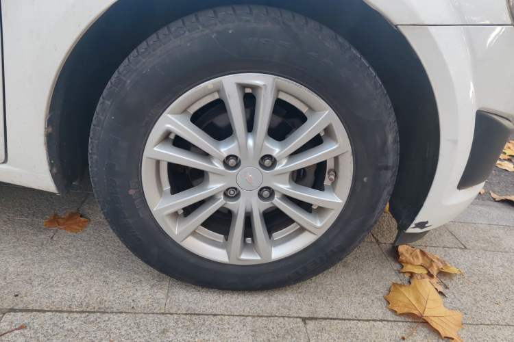 Used Chevrolet Aveo Sonic 2013 Sedan 1.4L Automatic with Sunroof Right Front Wheel Hub