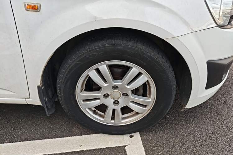Used Chevrolet Aveo Sonic 2013 Sedan 1.4L Automatic with Sunroof Right Front Wheel Hub