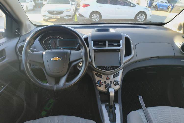 Used Chevrolet Aveo Sonic 2014 Sedan 1.4SL AT Fashion Edition Center Console