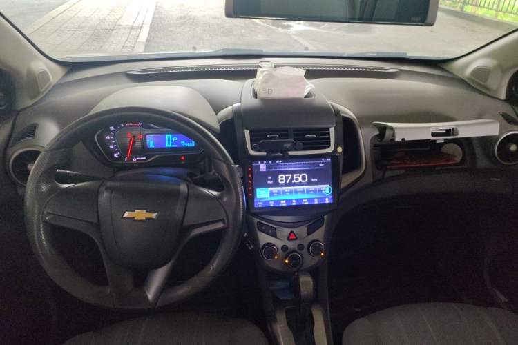 Used Chevrolet Aveo Sonic 2014 Sedan 1.4SL AT Fashion Edition Center Console