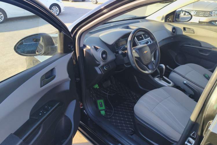 Used Chevrolet Aveo Sonic 2014 Sedan 1.4SL AT Fashion Edition Driver Seat
