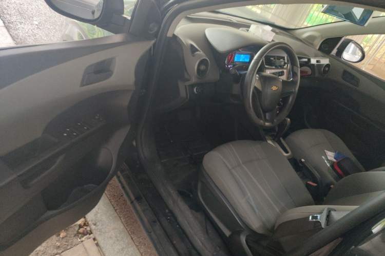 Used Chevrolet Aveo Sonic 2014 Sedan 1.4SL AT Fashion Edition Driver Seat