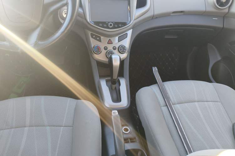 Used Chevrolet Aveo Sonic 2014 Sedan 1.4SL AT Fashion Edition Gear Lever