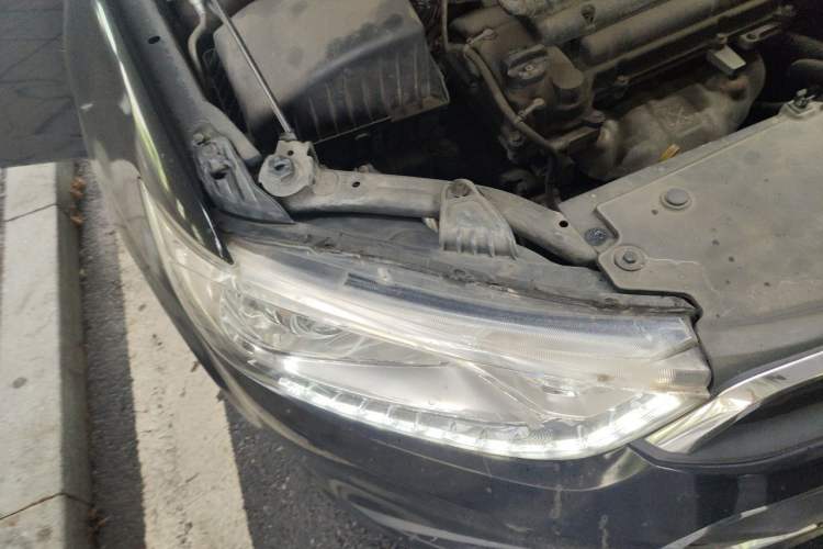 Used Chevrolet Aveo Sonic 2014 Sedan 1.4SL AT Fashion Edition Right Front Headlight