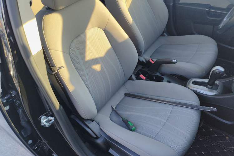 Used Chevrolet Aveo Sonic 2014 Sedan 1.4SL AT Fashion Edition Right Front Seat