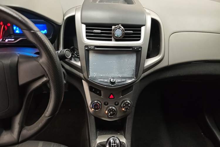 Used Chevrolet Aveo Sonic 2014 Sedan 1.4 SL MT Comfort Edition Audio And AC Panel