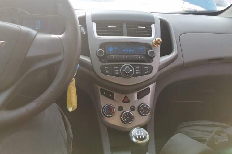 Used Chevrolet Aveo Sonic 2014 Sedan 1.4SL MT Comfort Edition Audio And AC Panel