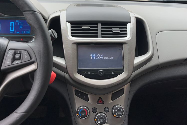 Used Chevrolet Aveo Sonic 2014 Hatchback 1.6 SX AT Fashion Edition Audio And AC Panel