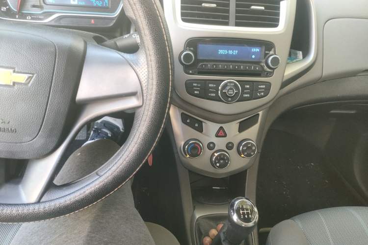 Used Chevrolet Aveo Sonic 2014 Sedan 1.4SL MT Comfort Edition Audio And AC Panel