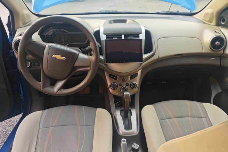 Used Chevrolet Aveo Sonic 2014 Sedan 1.4SL AT Stylish Sunroof Edition Center Console