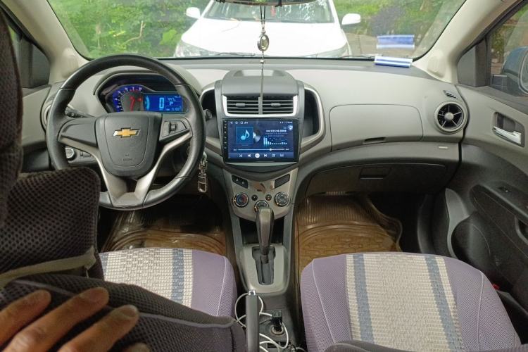 Used Chevrolet Aveo Sonic 2014 Sedan 1.6SX AT Fashion Edition Center Console