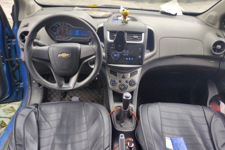 Used Chevrolet Aveo Sonic 2014 Sedan 1.4SL MT Comfort Edition Center Console