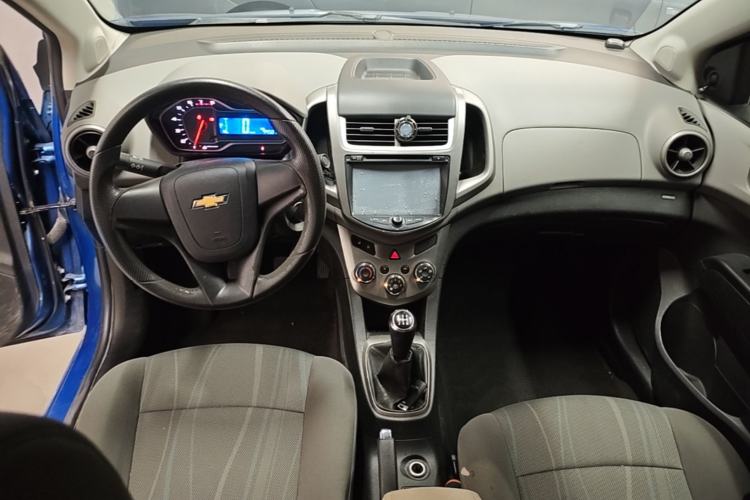 Used Chevrolet Aveo Sonic 2014 Sedan 1.4 SL MT Comfort Edition Center Console