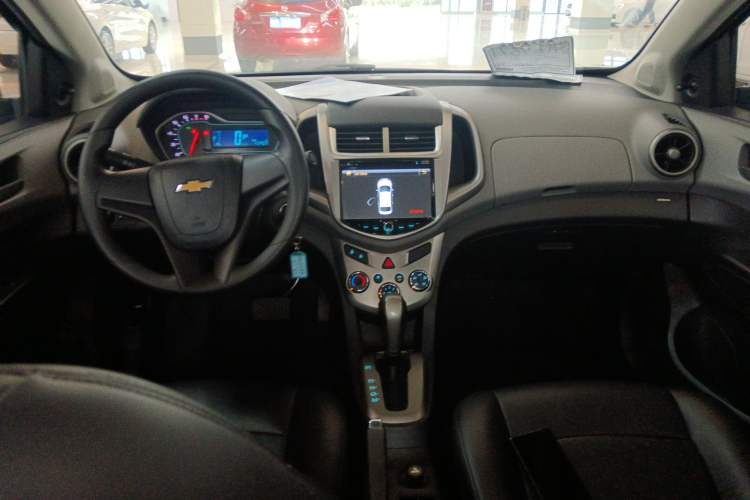 Used Chevrolet Aveo Sonic 2014 Sedan 1.4SL AT Fashion Edition Center Console