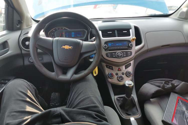 Used Chevrolet Aveo Sonic 2014 Sedan 1.4SL MT Comfort Edition Center Console