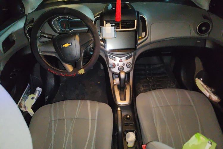 Used Chevrolet Aveo Sonic 2014 Sedan 1.4SL AT Fashion Edition Center Console