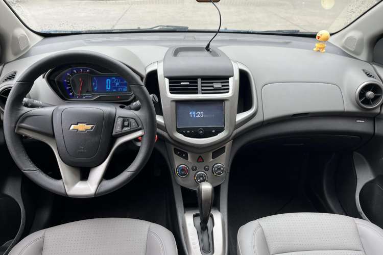 Used Chevrolet Aveo Sonic 2014 Hatchback 1.6 SX AT Fashion Edition Center Console