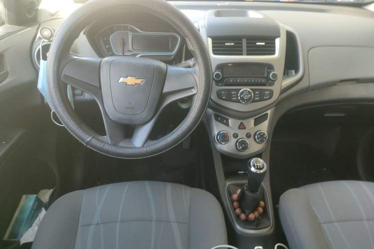 Used Chevrolet Aveo Sonic 2014 Sedan 1.4SL MT Comfort Edition Center Console