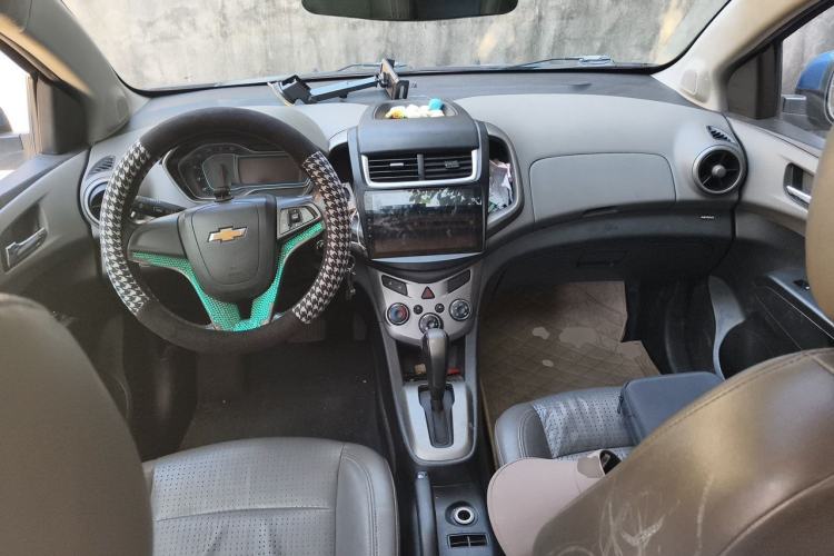 Used Chevrolet Aveo Sonic 2014 Sedan 1.6SX AT Fashion Edition Center Console