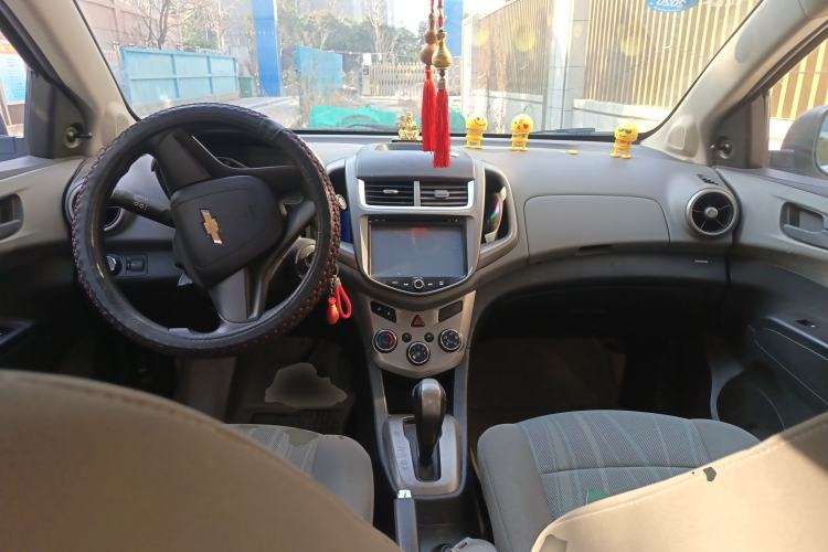 Used Chevrolet Aveo Sonic 2014 Sedan 1.4SL AT Stylish Sunroof Edition Center Console