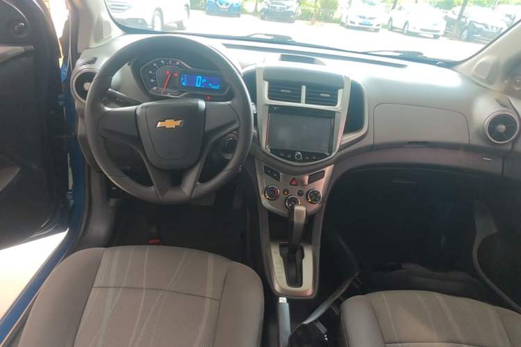 Used Chevrolet Aveo Sonic 2014 Sedan 1.4SL AT Fashion Edition Center Console