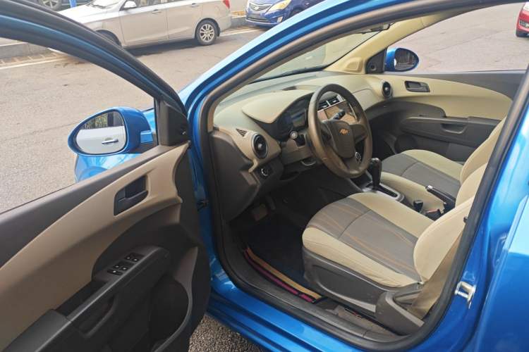 Used Chevrolet Aveo Sonic 2014 Sedan 1.4SL AT Stylish Sunroof Edition Driver Seat