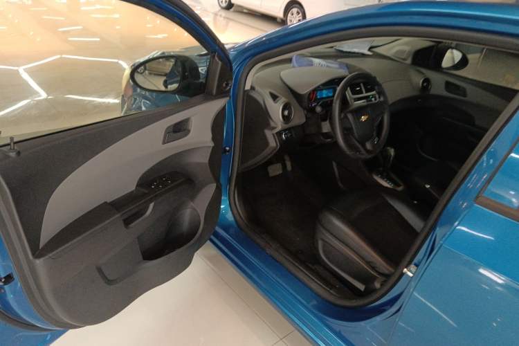 Used Chevrolet Aveo Sonic 2014 Sedan 1.4SL AT Fashion Edition Driver Seat