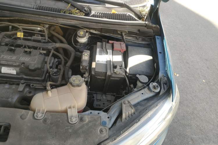 Used Chevrolet Aveo Sonic 2014 Sedan 1.4SL MT Comfort Edition Engine Bay Left