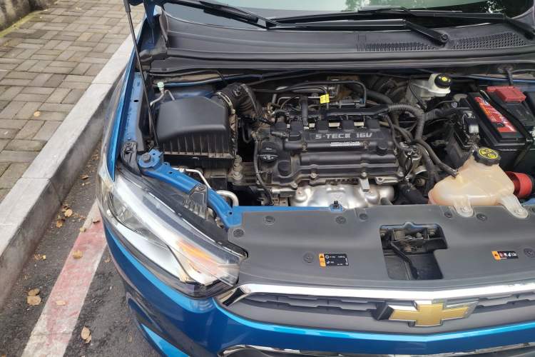 Used Chevrolet Aveo Sonic 2014 Sedan 1.4SL MT Comfort Edition Engine Bay Right