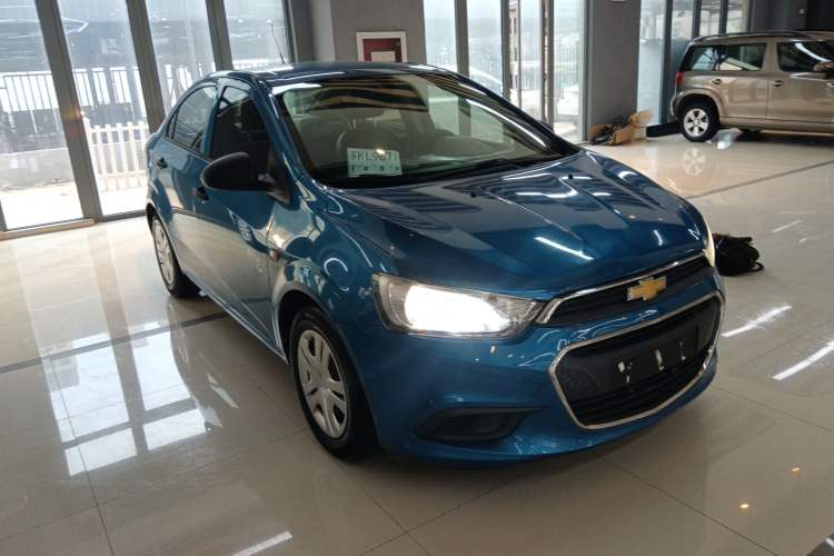 Used Chevrolet Aveo Sonic 2014 Sedan 1.4SL AT Fashion Edition Front Right 45 Deg