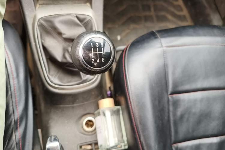 Used Chevrolet Aveo Sonic 2014 Sedan 1.4SE MT LeYou Edition Gear Lever