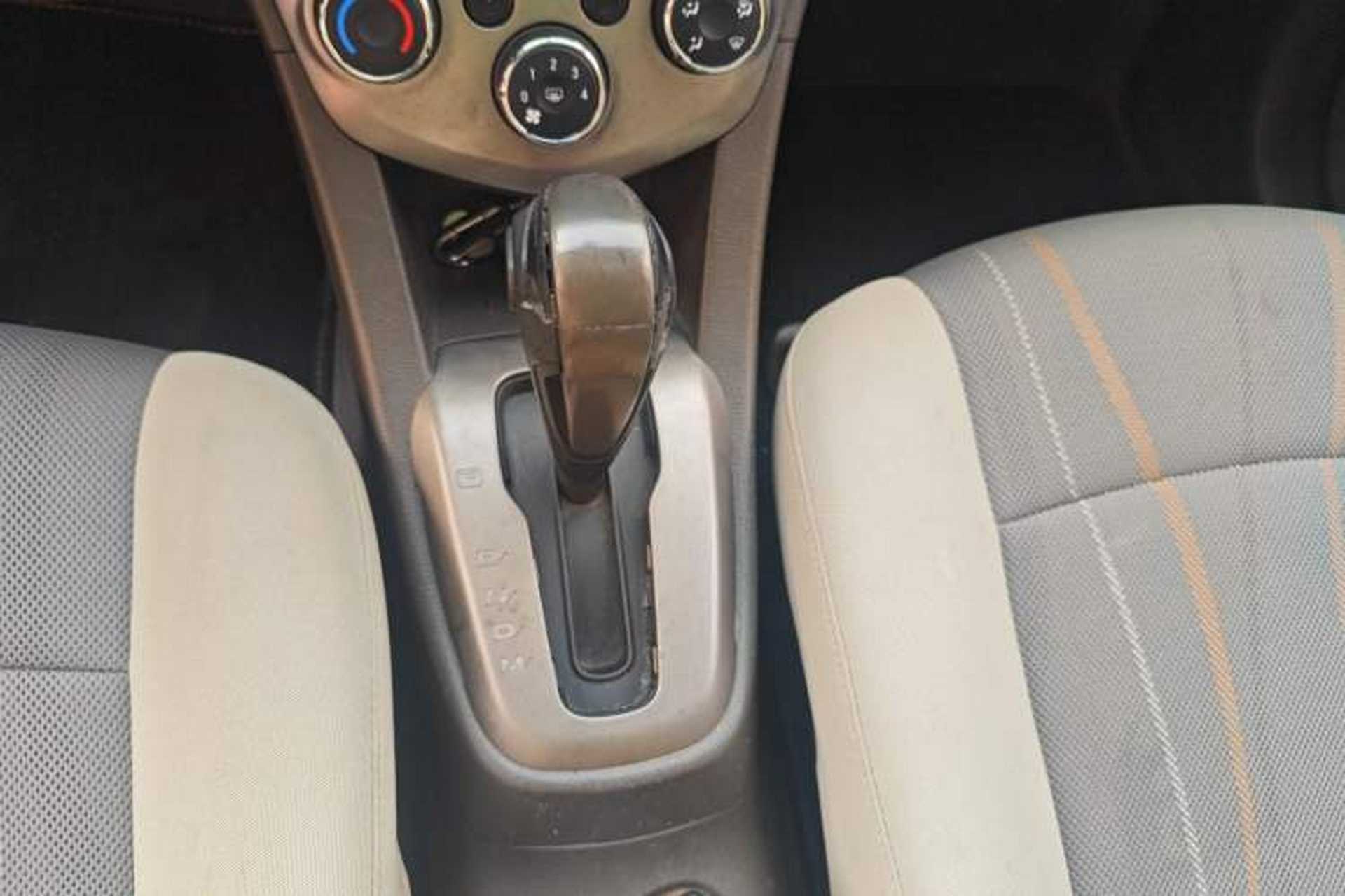Used Chevrolet Aveo Sonic 2014 Sedan 1.4SL AT Stylish Sunroof Edition Gear Lever
