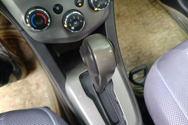 Used Chevrolet Aveo Sonic 2014 Sedan 1.6SX AT Fashion Edition Gear Lever