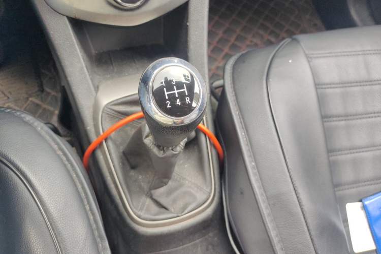 Used Chevrolet Aveo Sonic 2014 Sedan 1.4SL MT Comfort Edition Gear Lever