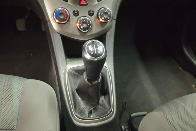 Used Chevrolet Aveo Sonic 2014 Sedan 1.4 SL MT Comfort Edition Gear Lever
