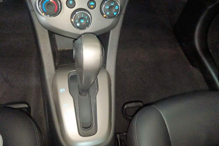 Used Chevrolet Aveo Sonic 2014 Sedan 1.4SL AT Fashion Edition Gear Lever