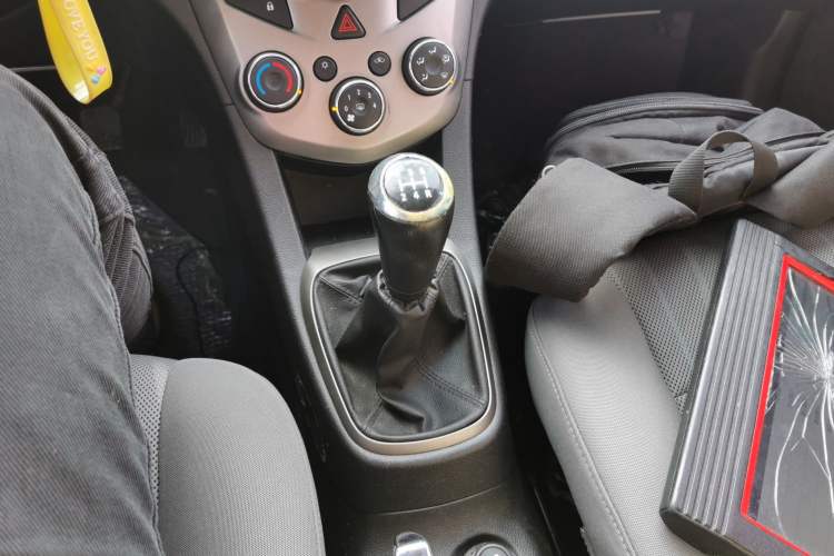 Used Chevrolet Aveo Sonic 2014 Sedan 1.4SL MT Comfort Edition Gear Lever