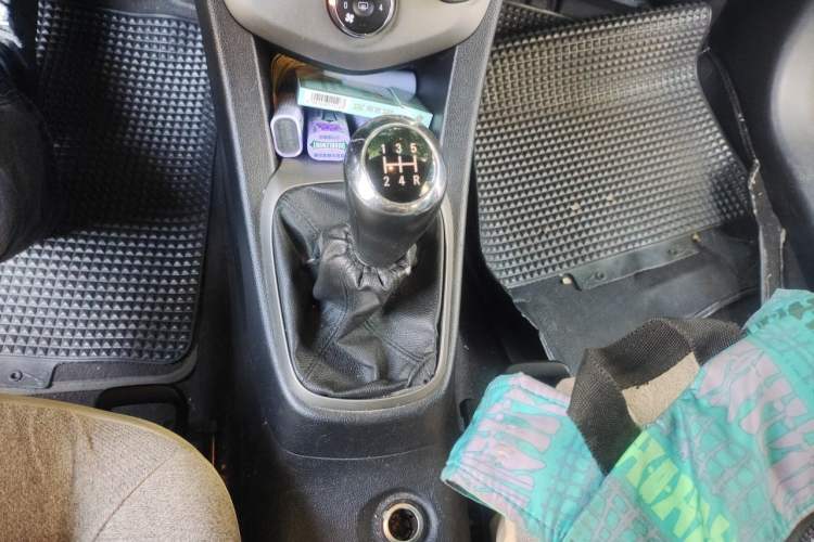 Used Chevrolet Aveo Sonic 2014 Sedan 1.4 SL MT Comfort Edition Gear Lever