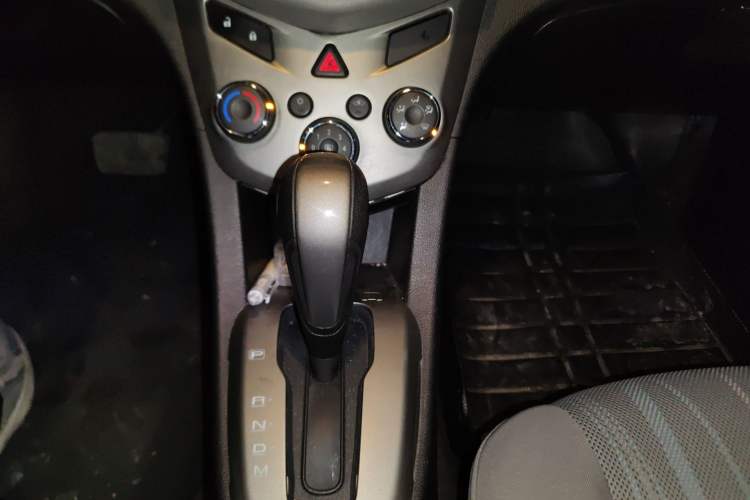 Used Chevrolet Aveo Sonic 2014 Sedan 1.4SL AT Fashion Edition Gear Lever