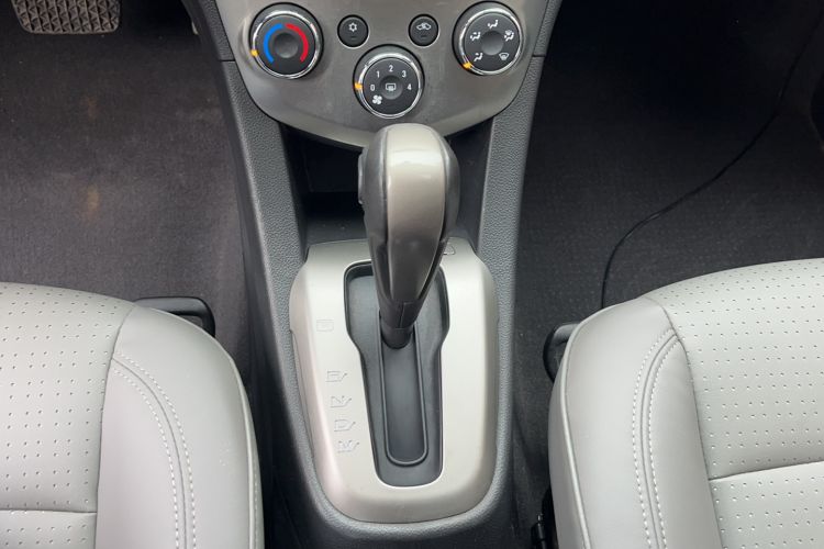Used Chevrolet Aveo Sonic 2014 Hatchback 1.6 SX AT Fashion Edition Gear Lever