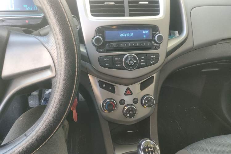 Used Chevrolet Aveo Sonic 2014 Sedan 1.4SL MT Comfort Edition Gear Lever