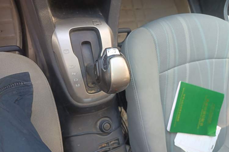 Used Chevrolet Aveo Sonic 2014 Sedan 1.4SL AT Stylish Sunroof Edition Gear Lever