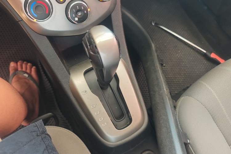 Used Chevrolet Aveo Sonic 2014 Sedan 1.4SL AT Fashion Edition Gear Lever