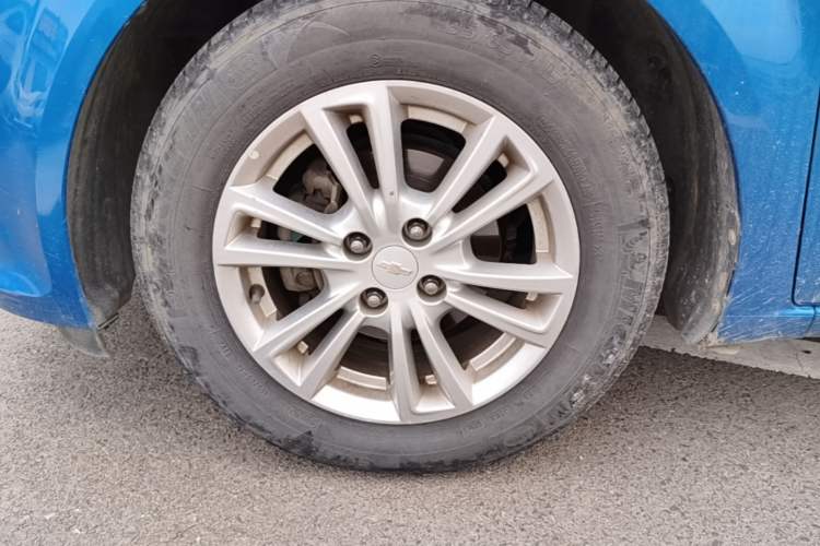 Used Chevrolet Aveo Sonic 2014 Sedan 1.4SE MT LeYou Edition Left Front Wheel Hub