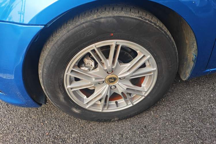 Used Chevrolet Aveo Sonic 2014 Sedan 1.4SL AT Stylish Sunroof Edition Left Front Wheel Hub